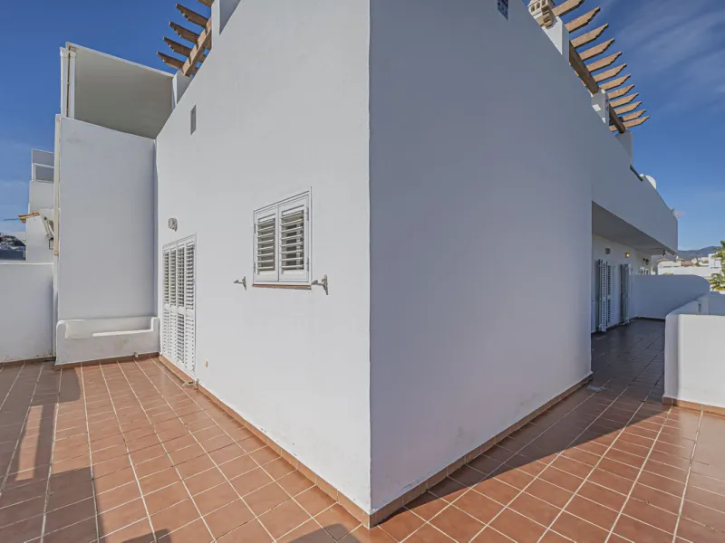 SPACIOUS PENTHOUSE WITH LARGE TERRACES AND SEA VIEWS