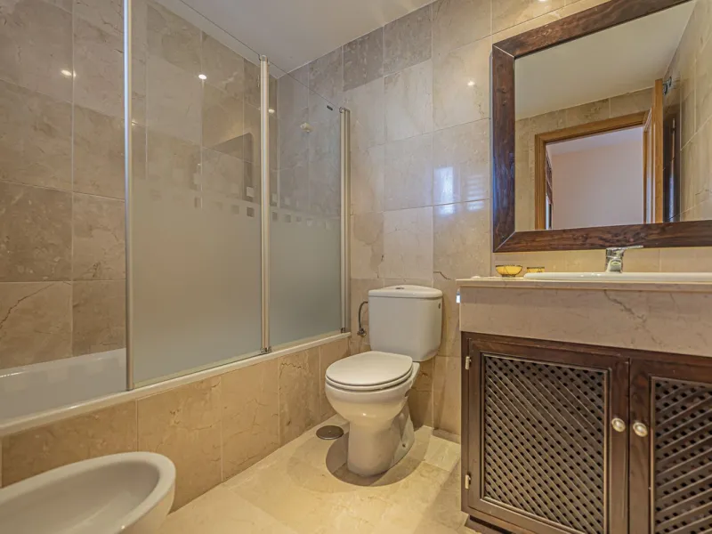 SPACIOUS PENTHOUSE WITH LARGE TERRACES AND SEA VIEWS