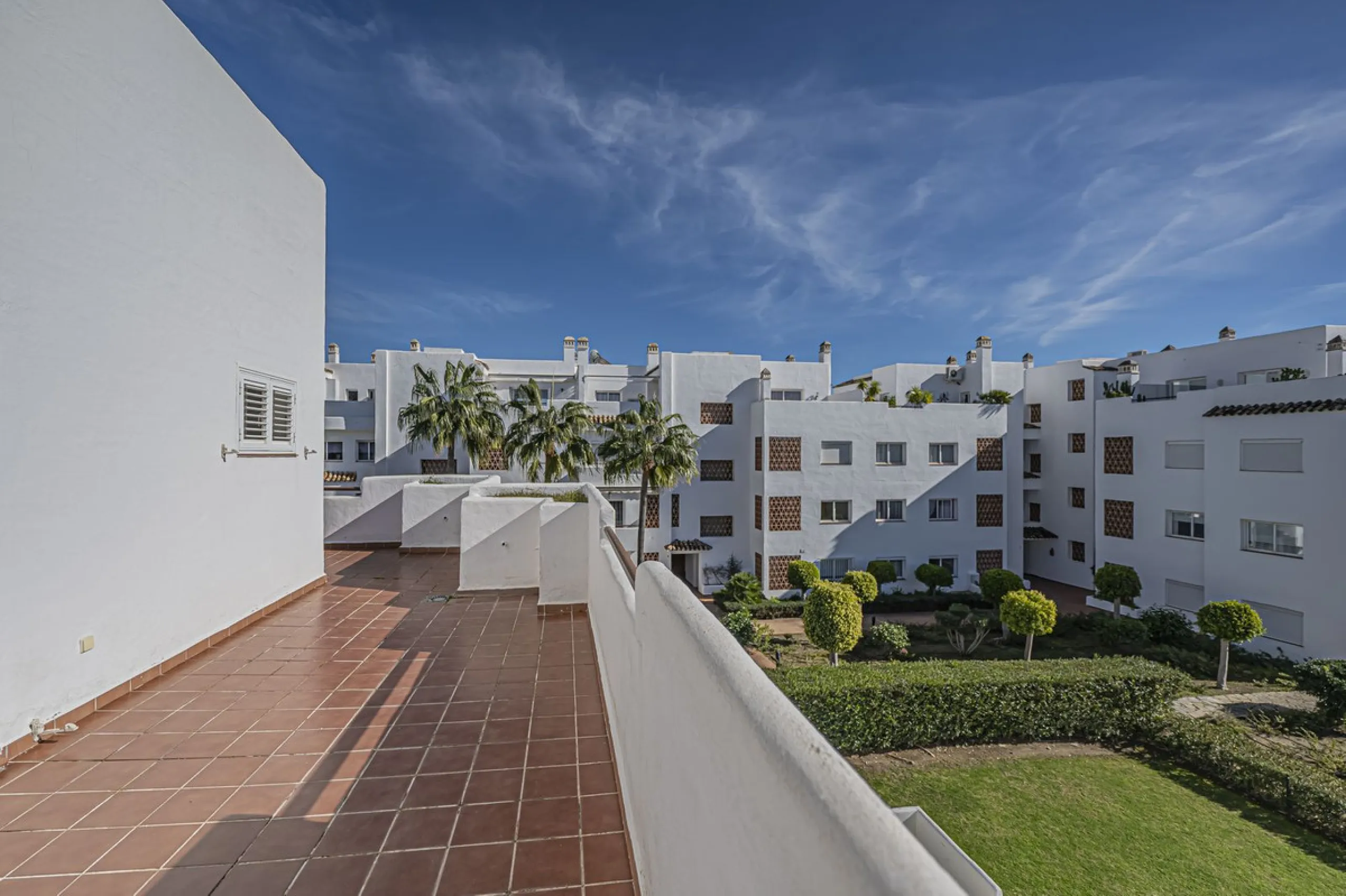 SPACIOUS PENTHOUSE WITH LARGE TERRACES AND SEA VIEWS