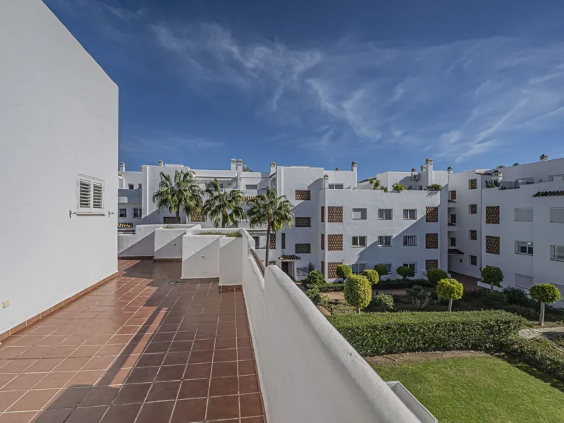 SPACIOUS PENTHOUSE WITH LARGE TERRACES AND SEA VIEWS