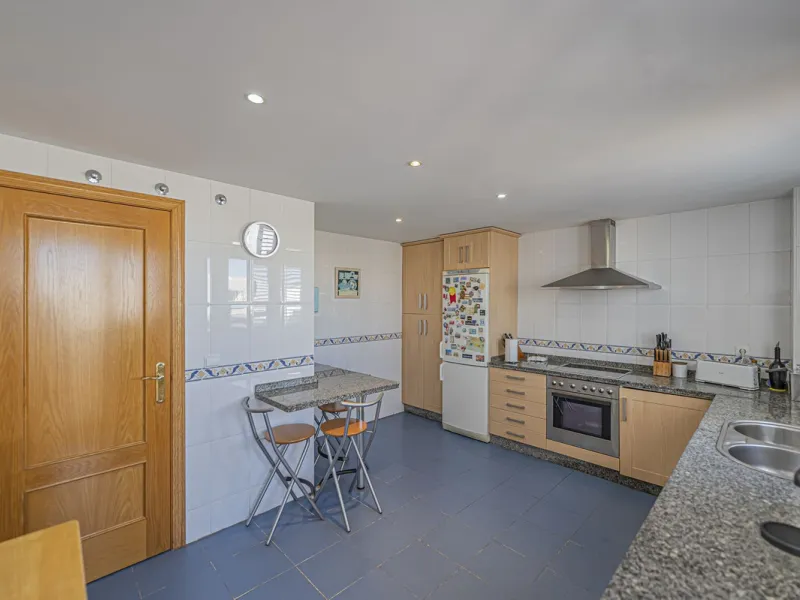 SPACIOUS PENTHOUSE WITH LARGE TERRACES AND SEA VIEWS