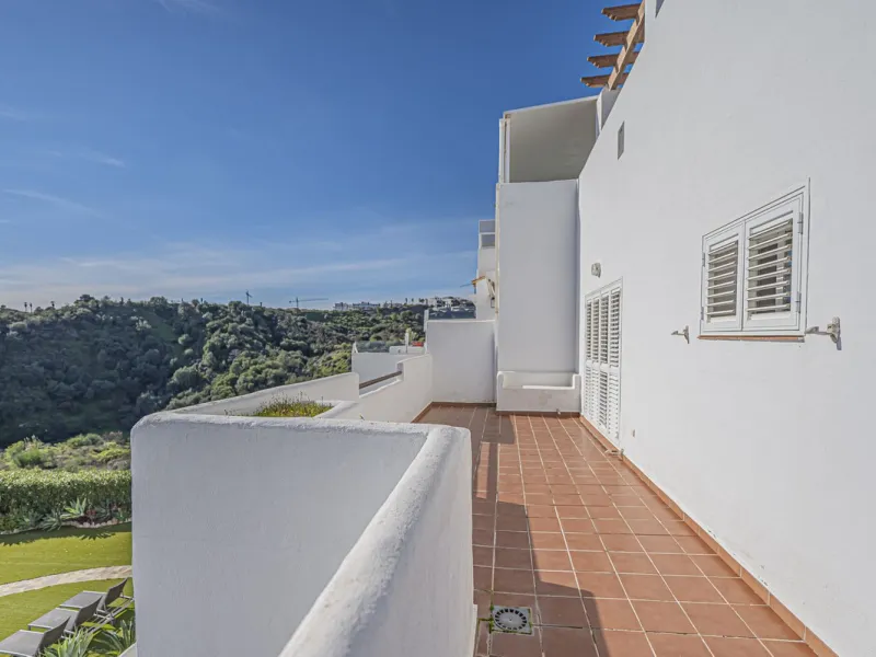 SPACIOUS PENTHOUSE WITH LARGE TERRACES AND SEA VIEWS