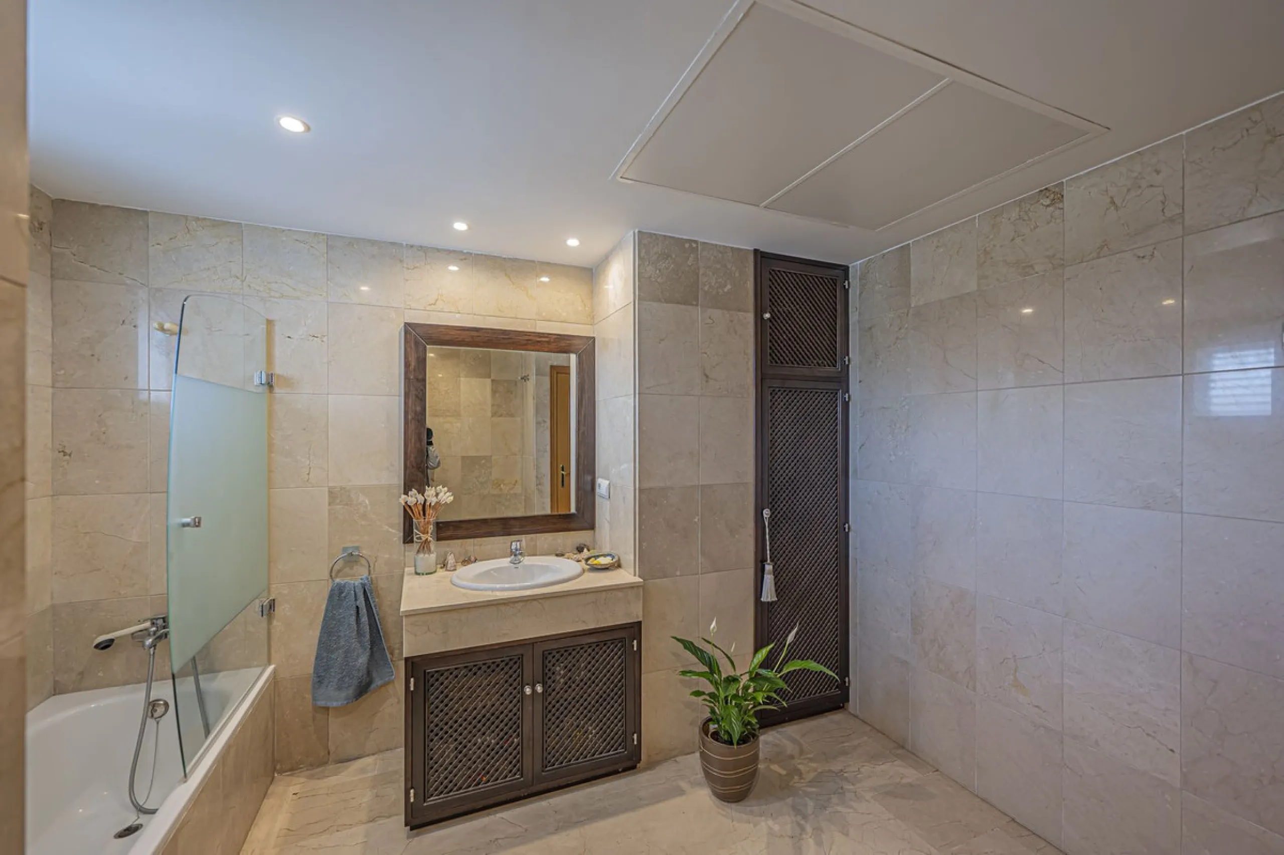 SPACIOUS PENTHOUSE WITH LARGE TERRACES AND SEA VIEWS