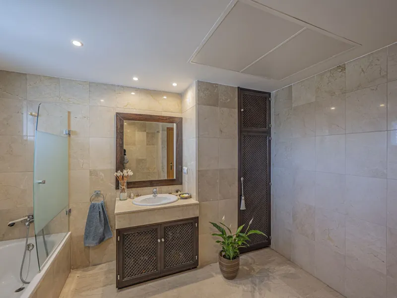 SPACIOUS PENTHOUSE WITH LARGE TERRACES AND SEA VIEWS