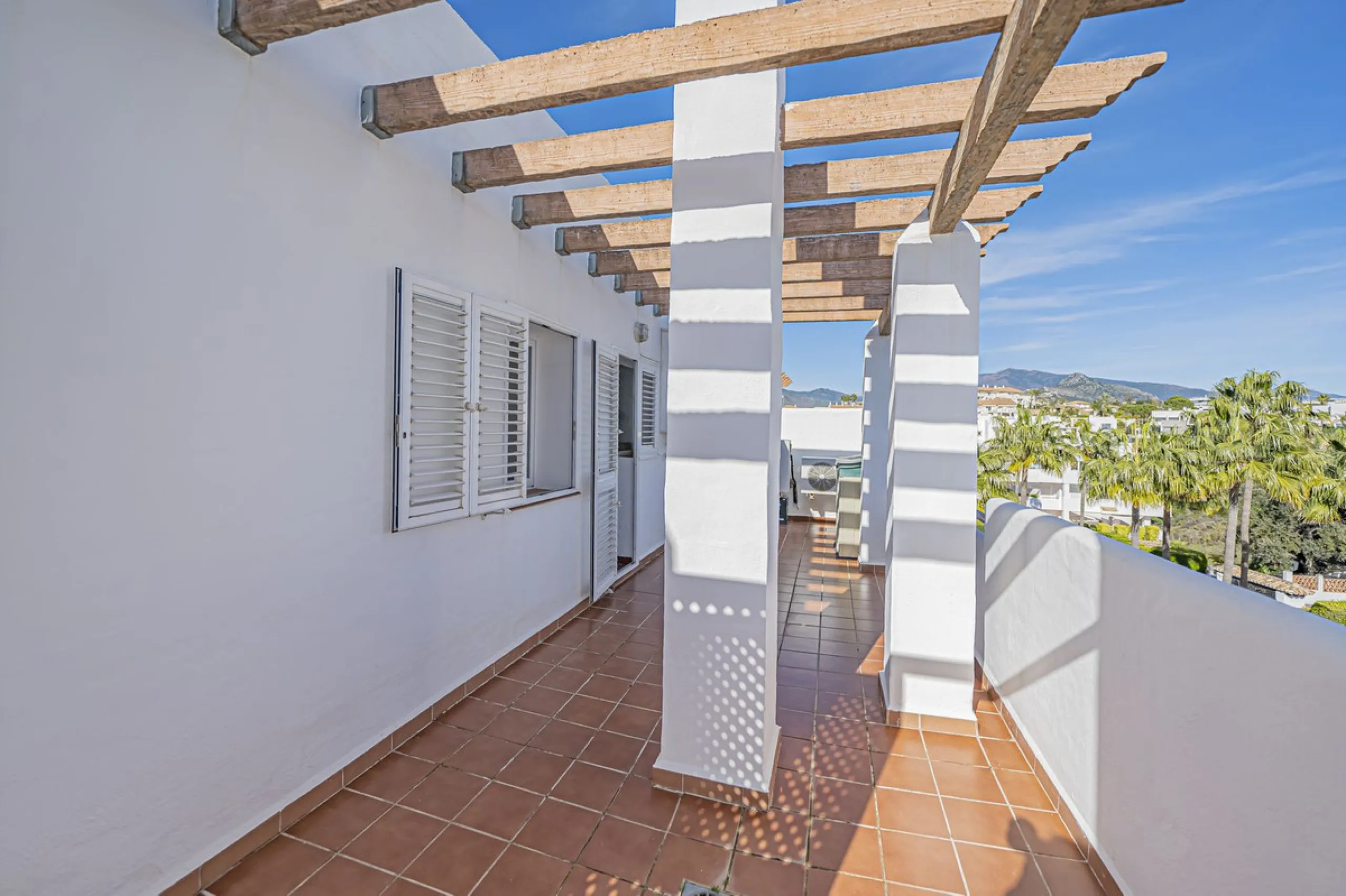 SPACIOUS PENTHOUSE WITH LARGE TERRACES AND SEA VIEWS