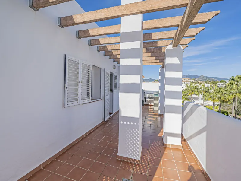 SPACIOUS PENTHOUSE WITH LARGE TERRACES AND SEA VIEWS