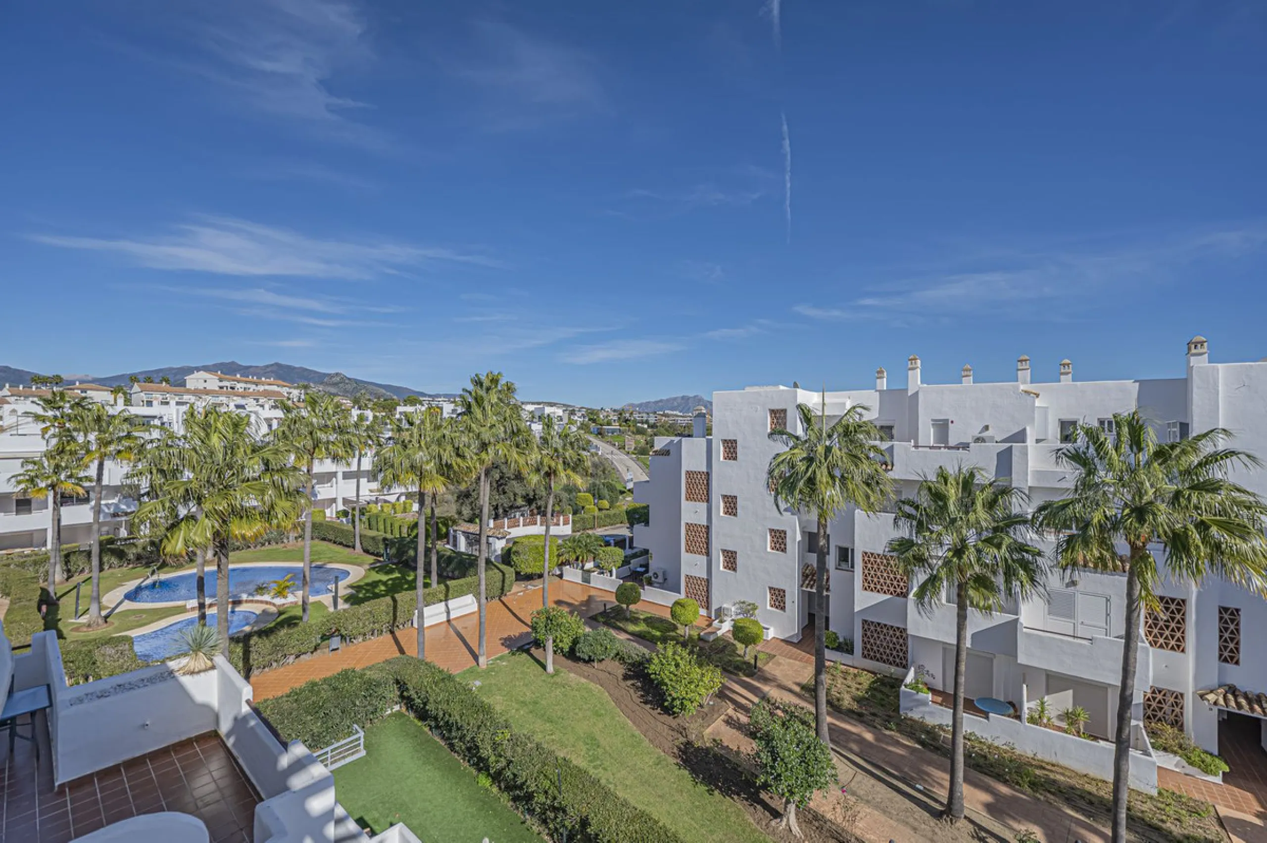 SPACIOUS PENTHOUSE WITH LARGE TERRACES AND SEA VIEWS