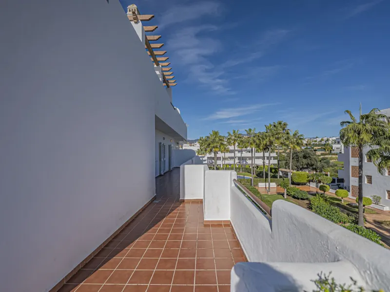 SPACIOUS PENTHOUSE WITH LARGE TERRACES AND SEA VIEWS