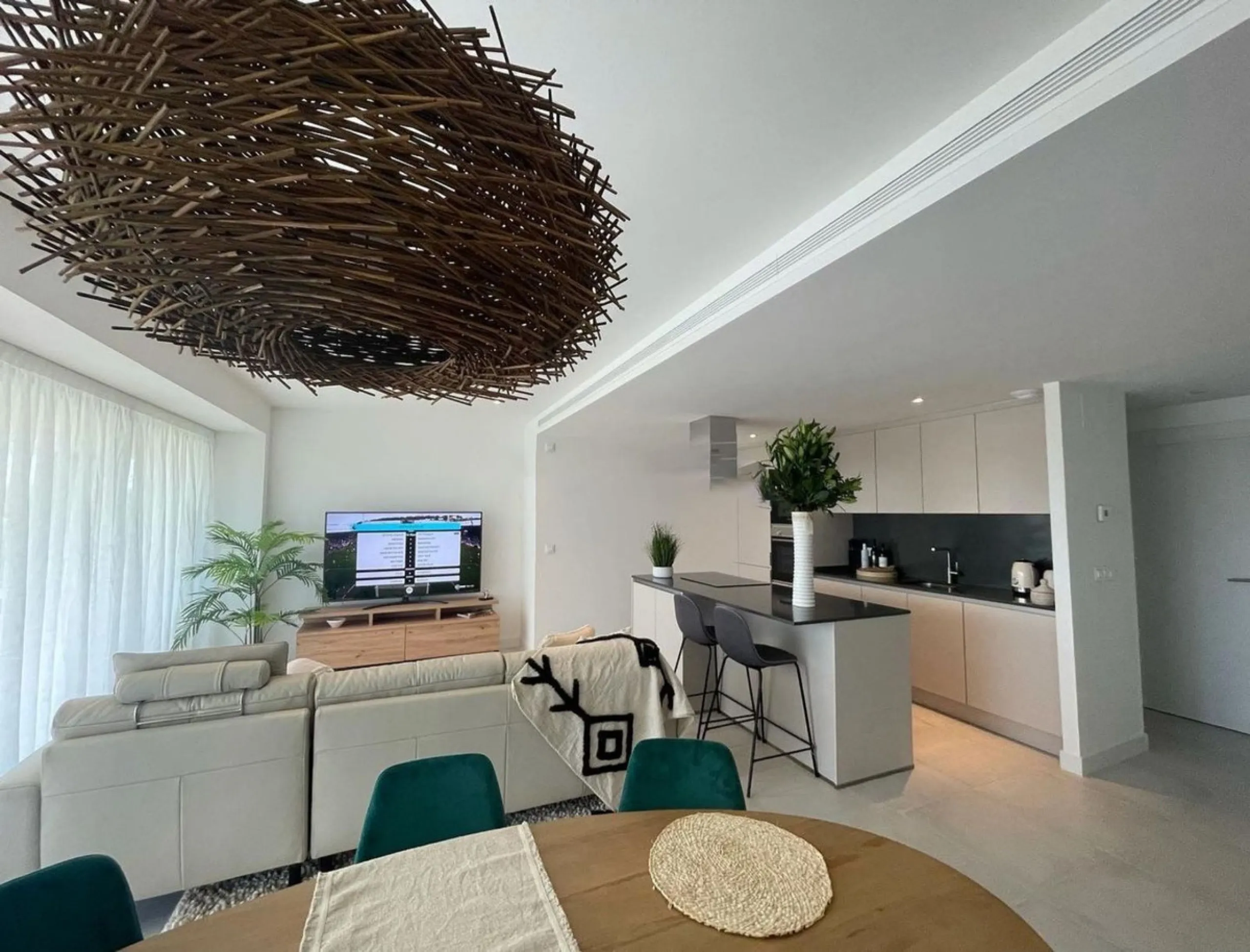 Luxurious and bright southwest facing apartment, spacious and modern, with a private garden of 158 m2 plus a covered terrace of 38 m, the urbanization has an indoor pool, sauna, Turkish bath and jacuzzi, with changing rooms, business center, 24 hour secur