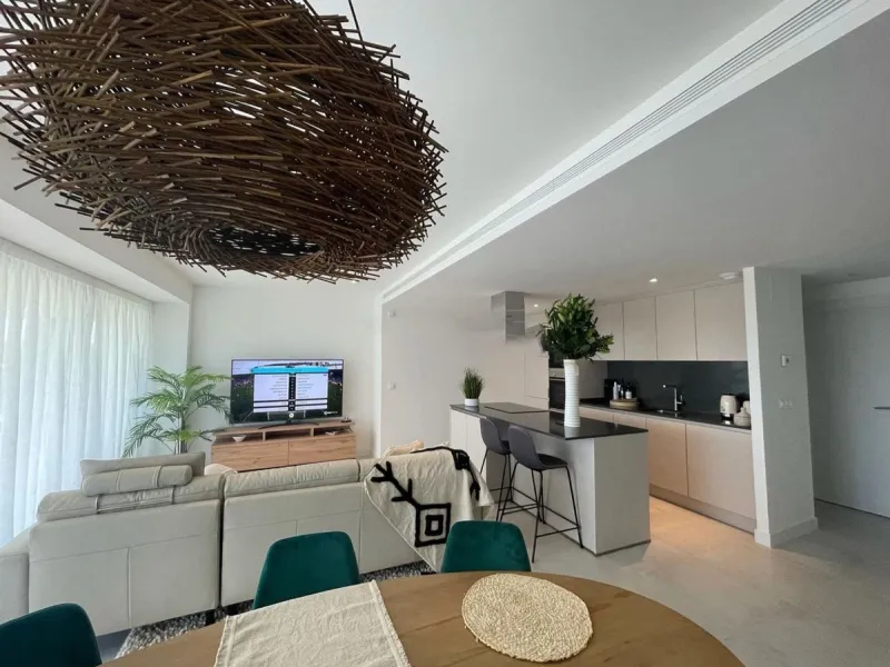 Luxurious and bright southwest facing apartment, spacious and modern, with a private garden of 158 m2 plus a covered terrace of 38 m, the urbanization has an indoor pool, sauna, Turkish bath and jacuzzi, with changing rooms, business center, 24 hour secur