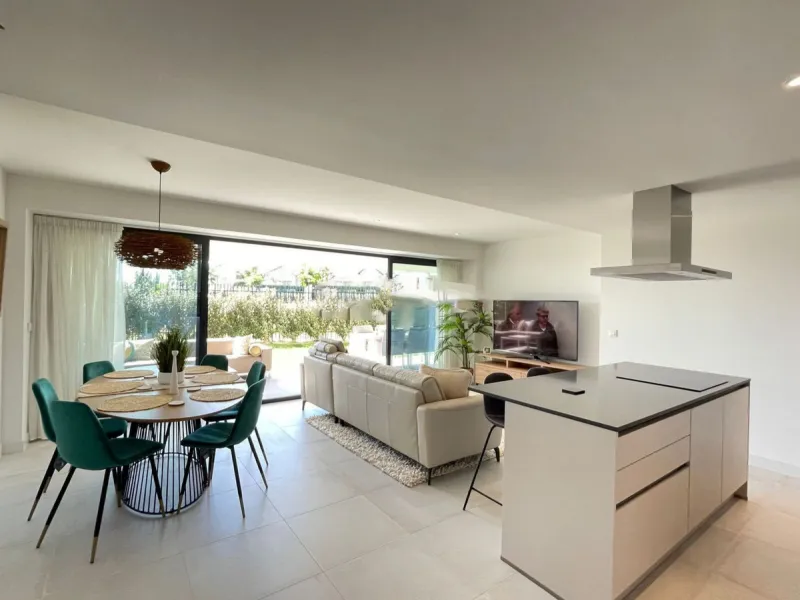 Luxurious and bright southwest facing apartment, spacious and modern, with a private garden of 158 m2 plus a covered terrace of 38 m, the urbanization has an indoor pool, sauna, Turkish bath and jacuzzi, with changing rooms, business center, 24 hour secur