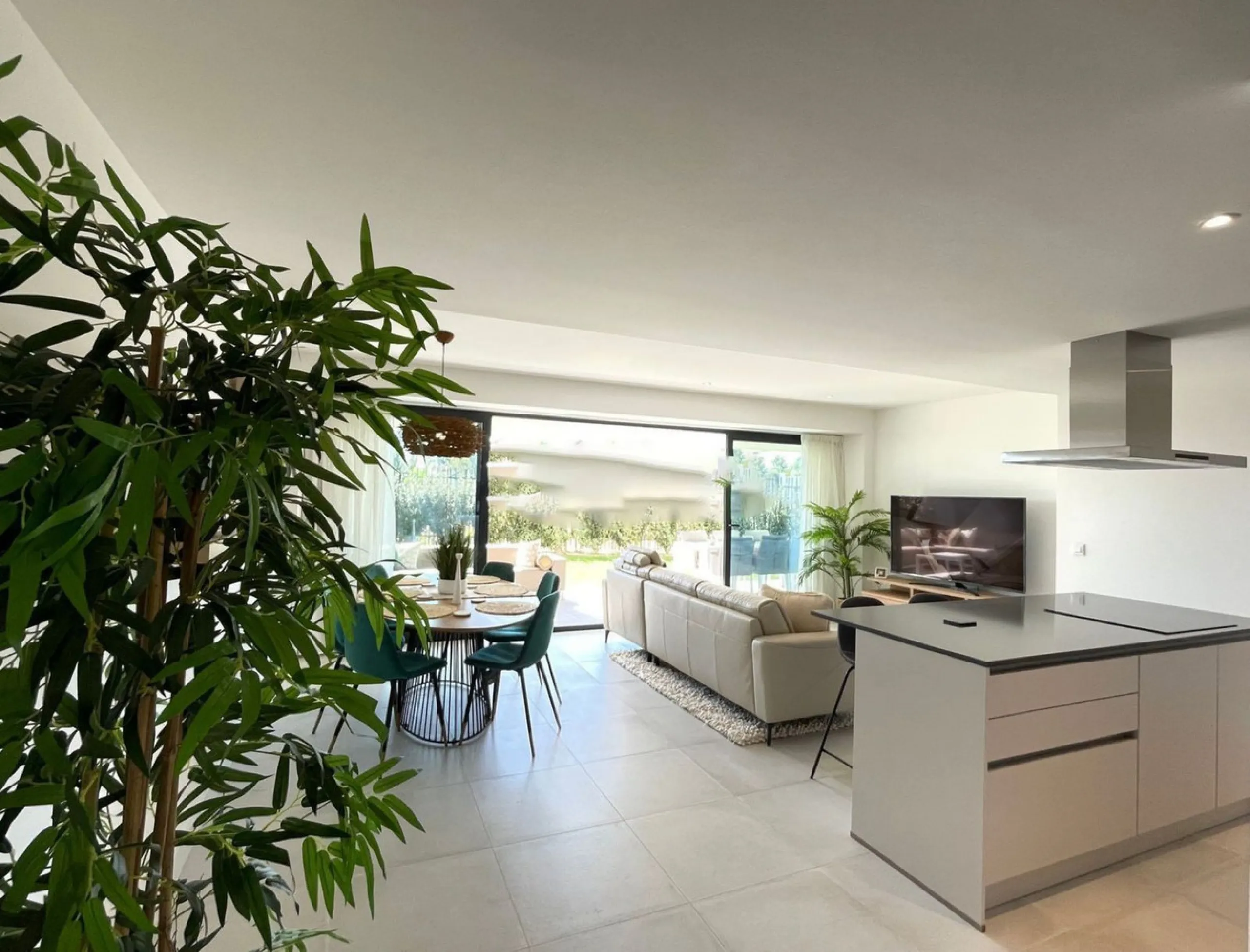 Luxurious and bright southwest facing apartment, spacious and modern, with a private garden of 158 m2 plus a covered terrace of 38 m, the urbanization has an indoor pool, sauna, Turkish bath and jacuzzi, with changing rooms, business center, 24 hour secur
