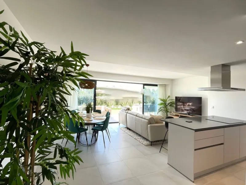 Luxurious and bright southwest facing apartment, spacious and modern, with a private garden of 158 m2 plus a covered terrace of 38 m, the urbanization has an indoor pool, sauna, Turkish bath and jacuzzi, with changing rooms, business center, 24 hour secur