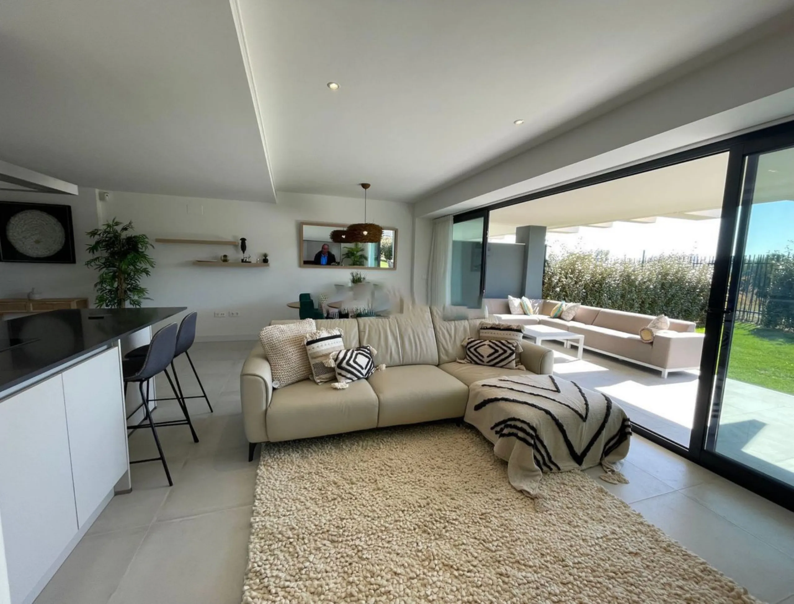 Luxurious and bright southwest facing apartment, spacious and modern, with a private garden of 158 m2 plus a covered terrace of 38 m, the urbanization has an indoor pool, sauna, Turkish bath and jacuzzi, with changing rooms, business center, 24 hour secur