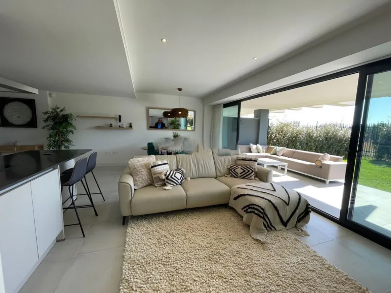 Luxurious and bright southwest facing apartment, spacious and modern, with a private garden of 158 m2 plus a covered terrace of 38 m, the urbanization has an indoor pool, sauna, Turkish bath and jacuzzi, with changing rooms, business center, 24 hour secur