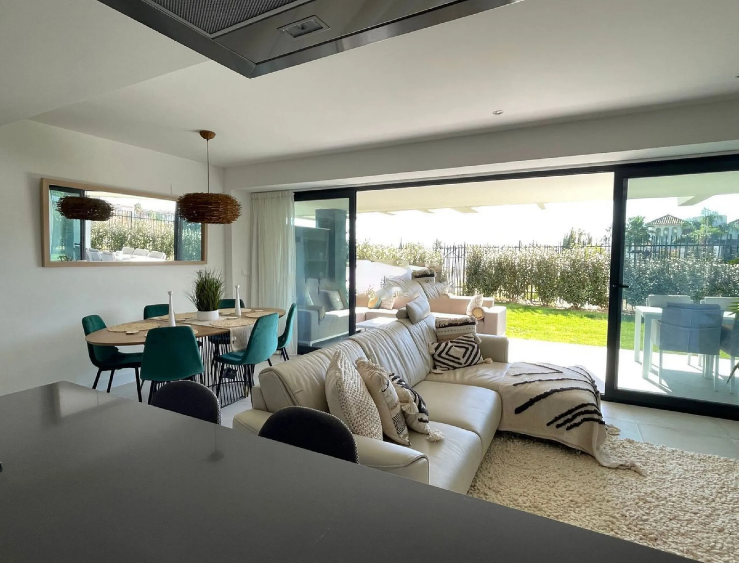 Luxurious and bright southwest facing apartment, spacious and modern, with a private garden of 158 m2 plus a covered terrace of 38 m, the urbanization has an indoor pool, sauna, Turkish bath and jacuzzi, with changing rooms, business center, 24 hour secur