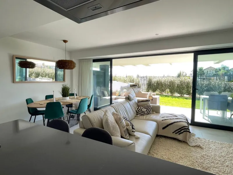 Luxurious and bright southwest facing apartment, spacious and modern, with a private garden of 158 m2 plus a covered terrace of 38 m, the urbanization has an indoor pool, sauna, Turkish bath and jacuzzi, with changing rooms, business center, 24 hour secur