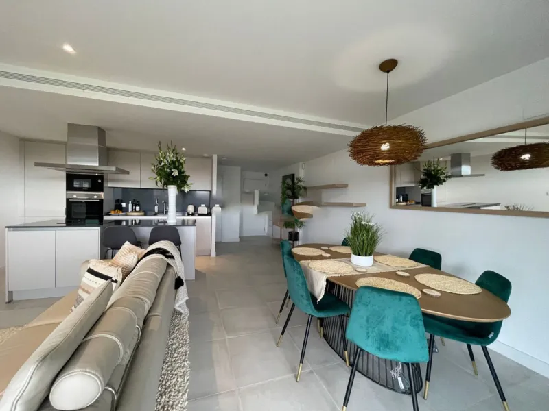 Luxurious and bright southwest facing apartment, spacious and modern, with a private garden of 158 m2 plus a covered terrace of 38 m, the urbanization has an indoor pool, sauna, Turkish bath and jacuzzi, with changing rooms, business center, 24 hour secur