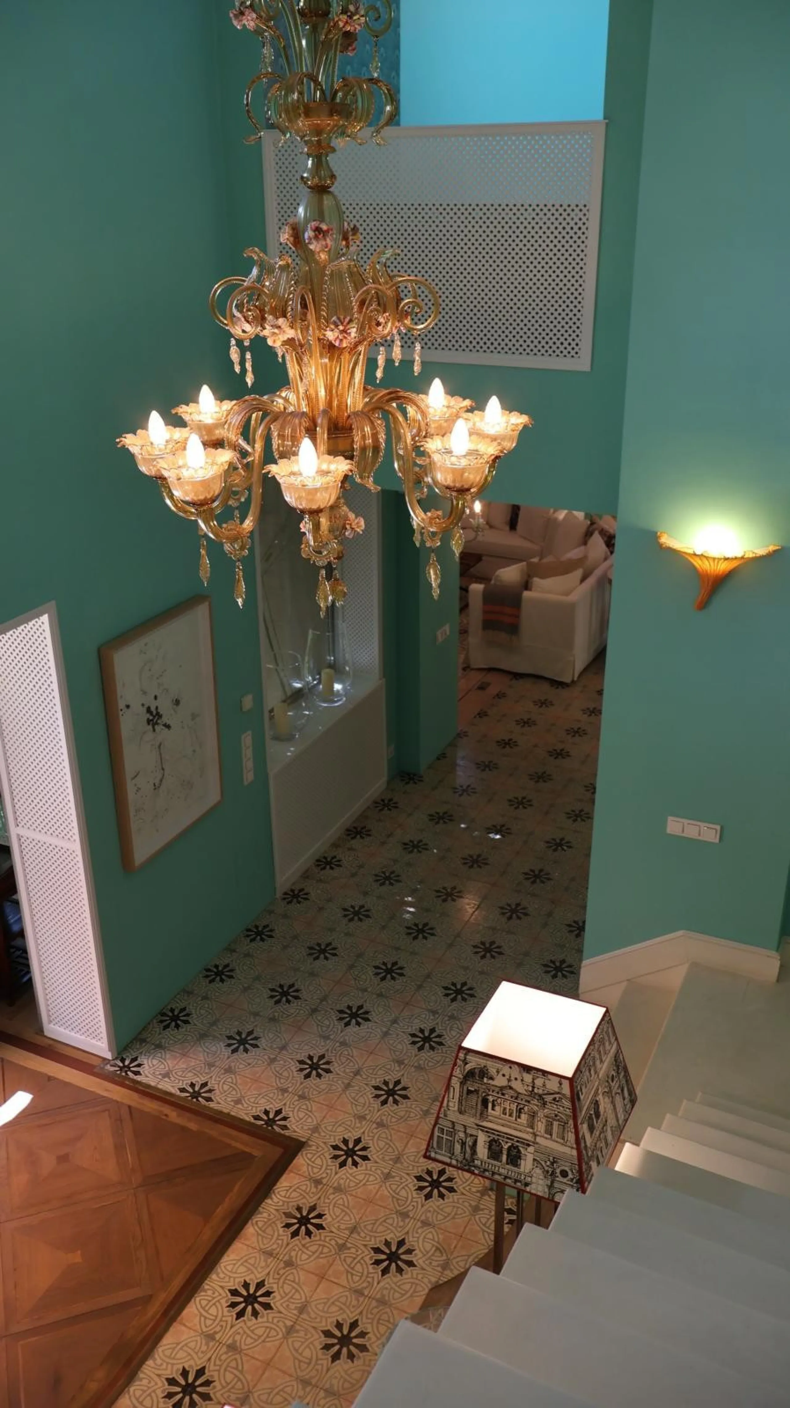 House - Detached Villa в продаже в Marbella, Málaga. В доме 5 спален и 6 ванных комнат. Площадь дома 587 м². Площадь участка 1018 м²