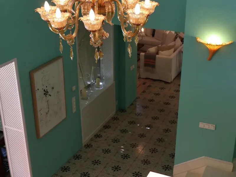 House - Detached Villa в продаже в Marbella, Málaga. В доме 5 спален и 6 ванных комнат. Площадь дома 587 м². Площадь участка 1018 м²