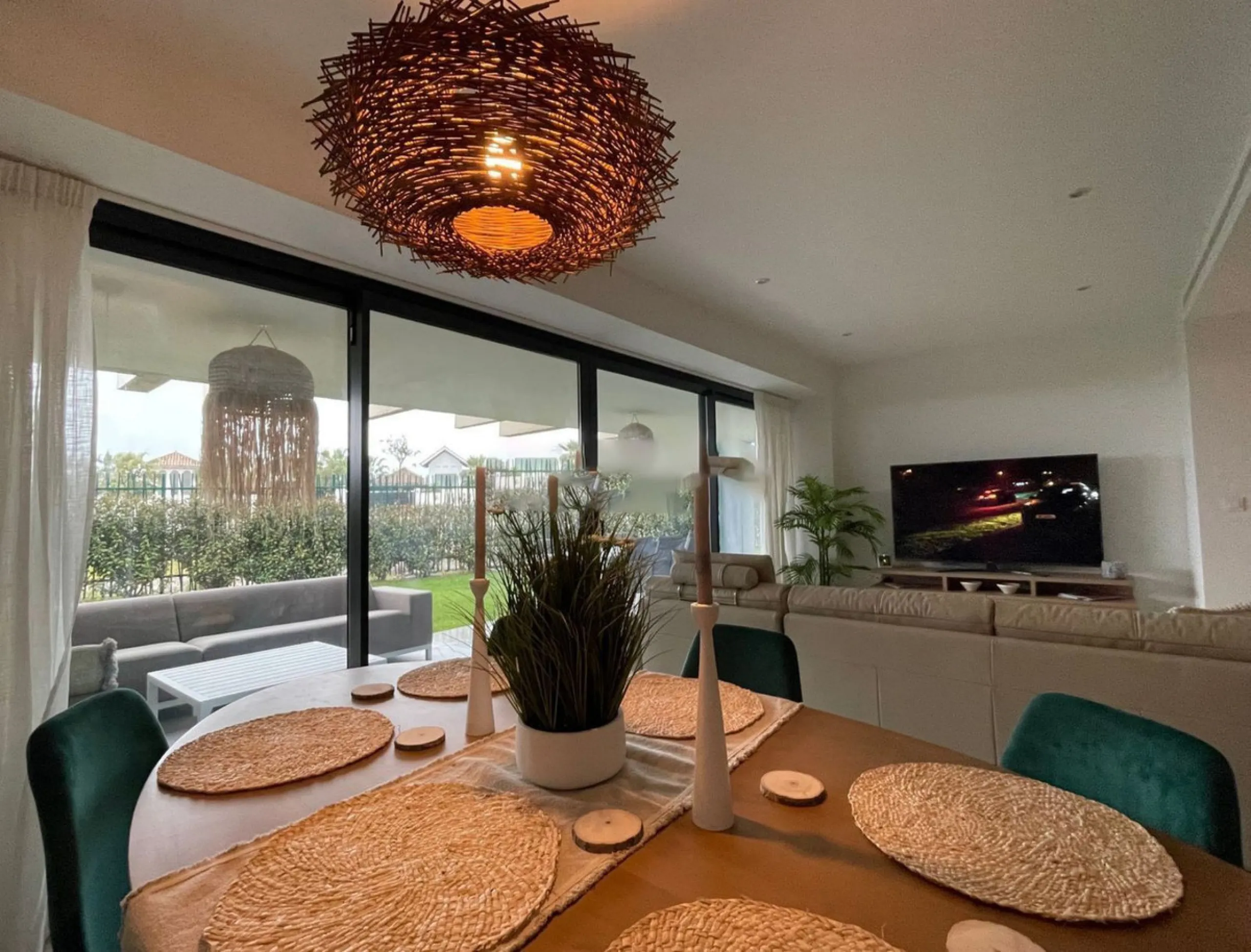 Luxurious and bright southwest facing apartment, spacious and modern, with a private garden of 158 m2 plus a covered terrace of 38 m, the urbanization has an indoor pool, sauna, Turkish bath and jacuzzi, with changing rooms, business center, 24 hour secur