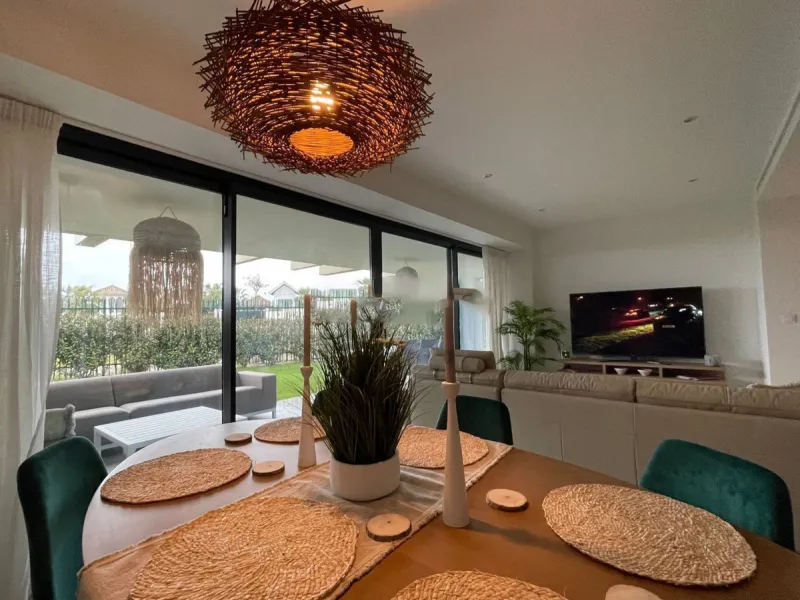 Luxurious and bright southwest facing apartment, spacious and modern, with a private garden of 158 m2 plus a covered terrace of 38 m, the urbanization has an indoor pool, sauna, Turkish bath and jacuzzi, with changing rooms, business center, 24 hour secur