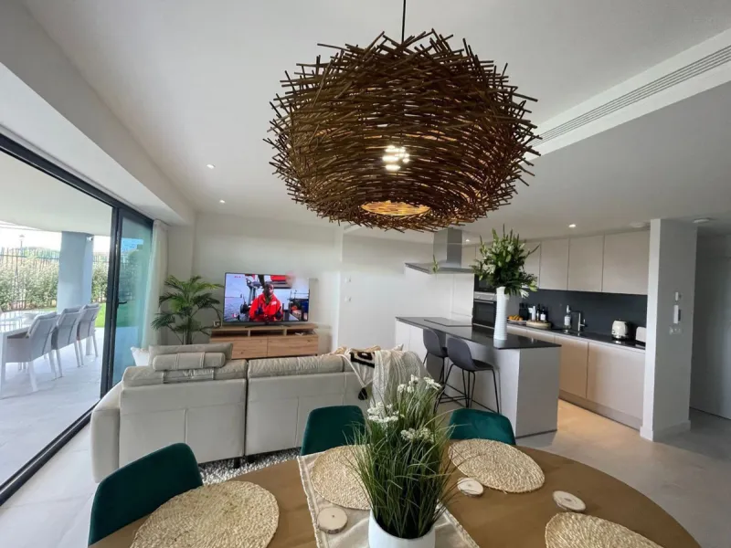 Luxurious and bright southwest facing apartment, spacious and modern, with a private garden of 158 m2 plus a covered terrace of 38 m, the urbanization has an indoor pool, sauna, Turkish bath and jacuzzi, with changing rooms, business center, 24 hour secur