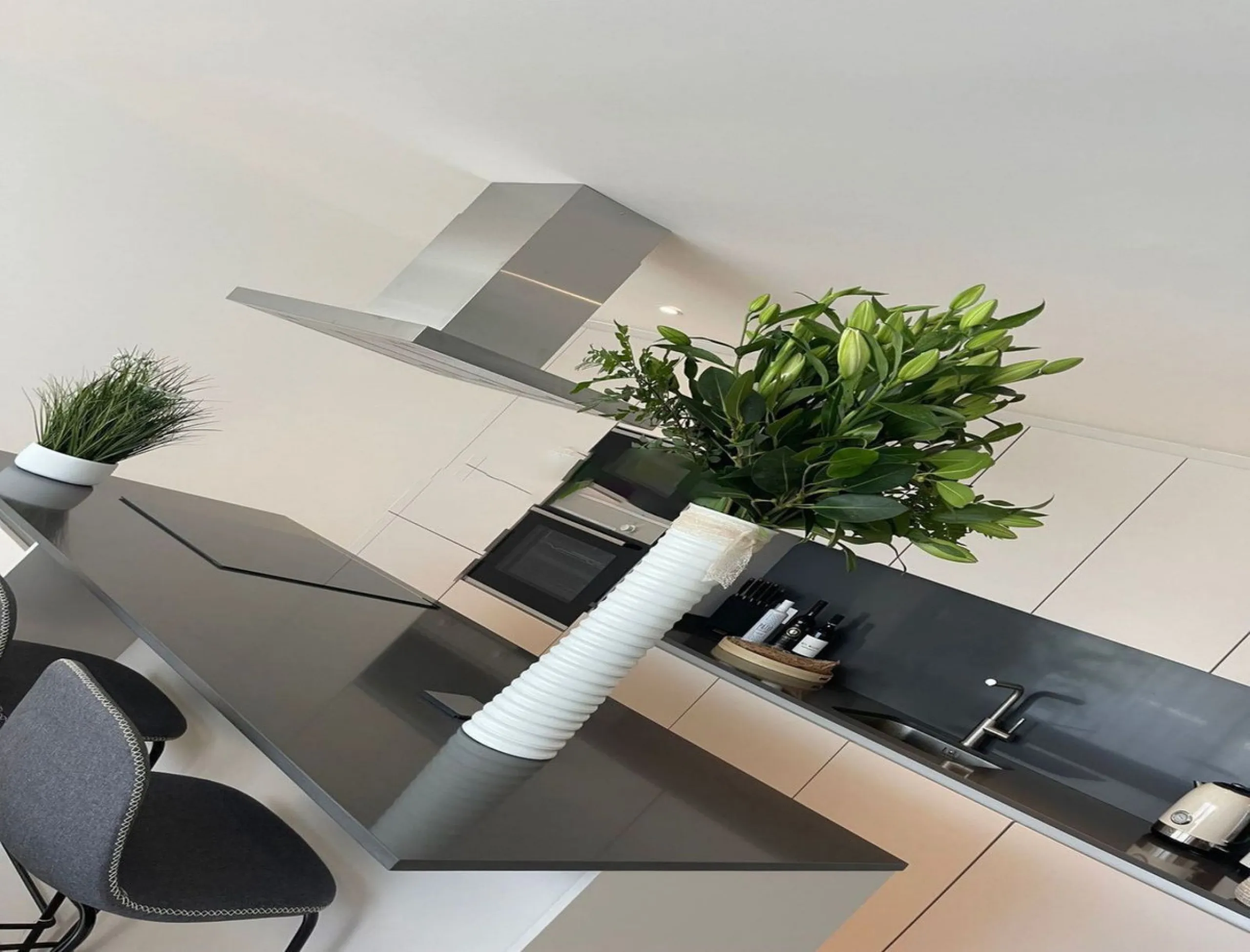 Luxurious and bright southwest facing apartment, spacious and modern, with a private garden of 158 m2 plus a covered terrace of 38 m, the urbanization has an indoor pool, sauna, Turkish bath and jacuzzi, with changing rooms, business center, 24 hour secur