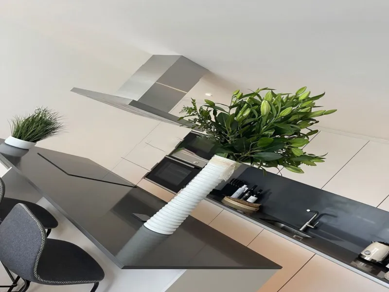 Luxurious and bright southwest facing apartment, spacious and modern, with a private garden of 158 m2 plus a covered terrace of 38 m, the urbanization has an indoor pool, sauna, Turkish bath and jacuzzi, with changing rooms, business center, 24 hour secur