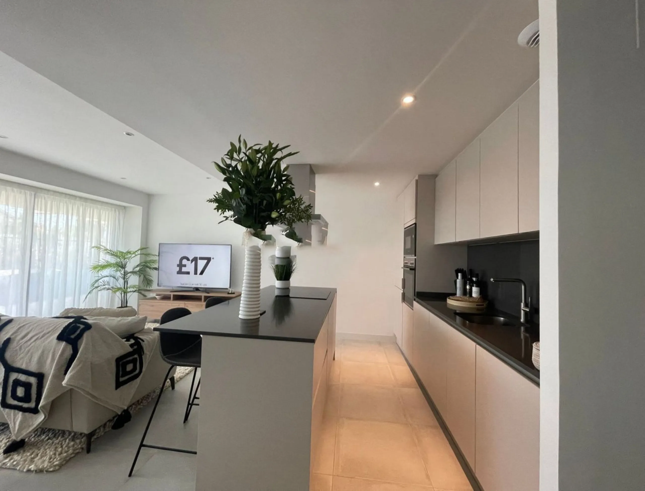 Luxurious and bright southwest facing apartment, spacious and modern, with a private garden of 158 m2 plus a covered terrace of 38 m, the urbanization has an indoor pool, sauna, Turkish bath and jacuzzi, with changing rooms, business center, 24 hour secur