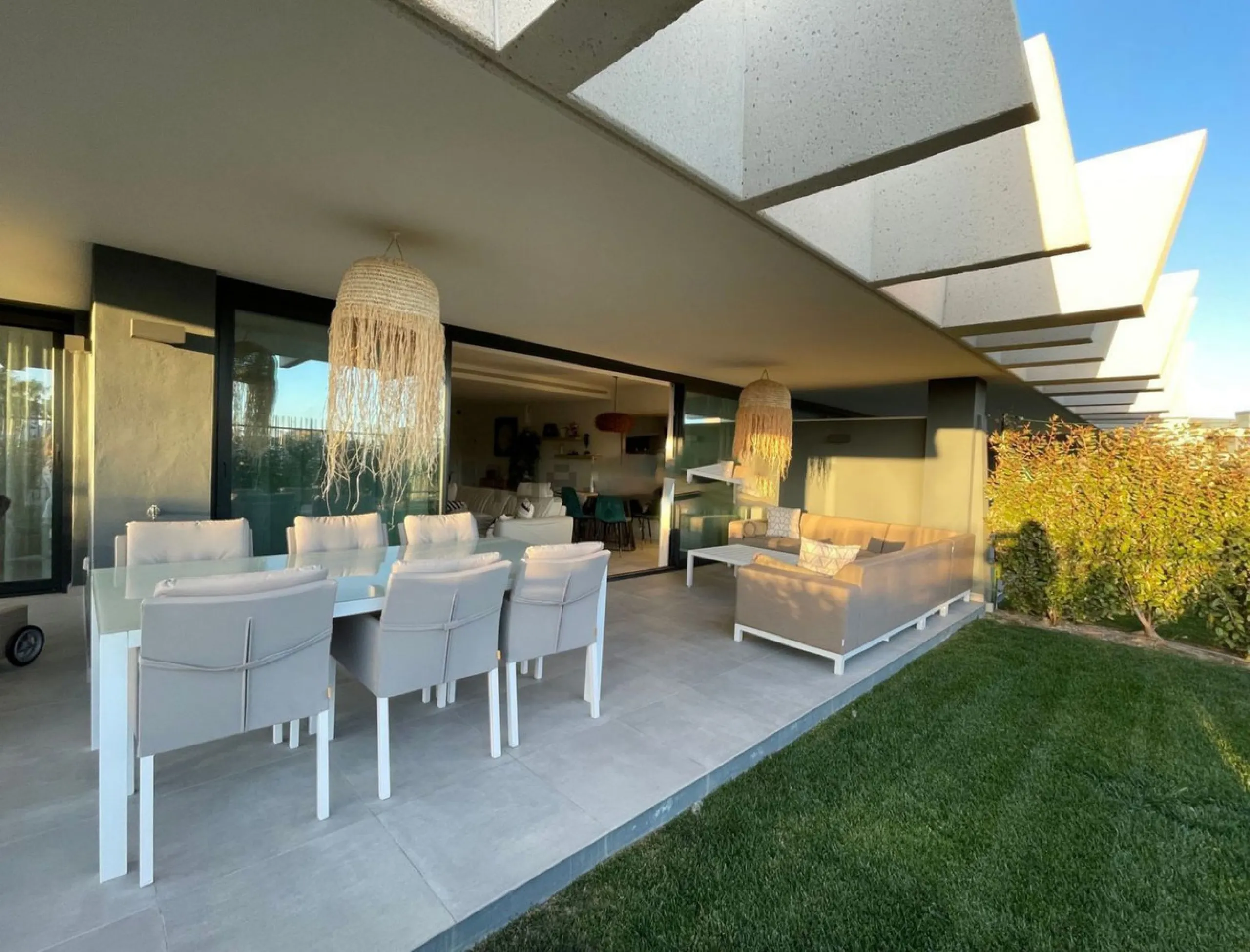 Luxurious and bright southwest facing apartment, spacious and modern, with a private garden of 158 m2 plus a covered terrace of 38 m, the urbanization has an indoor pool, sauna, Turkish bath and jacuzzi, with changing rooms, business center, 24 hour secur