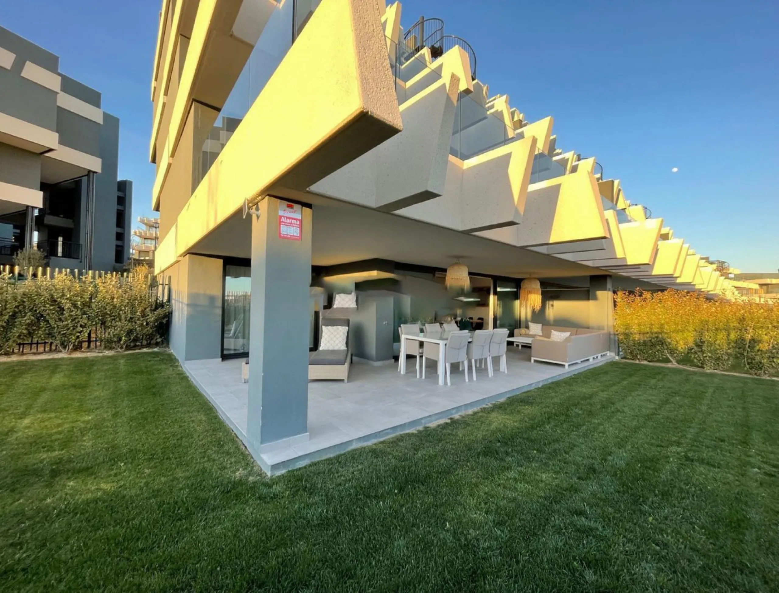 Luxurious and bright southwest facing apartment, spacious and modern, with a private garden of 158 m2 plus a covered terrace of 38 m, the urbanization has an indoor pool, sauna, Turkish bath and jacuzzi, with changing rooms, business center, 24 hour secur