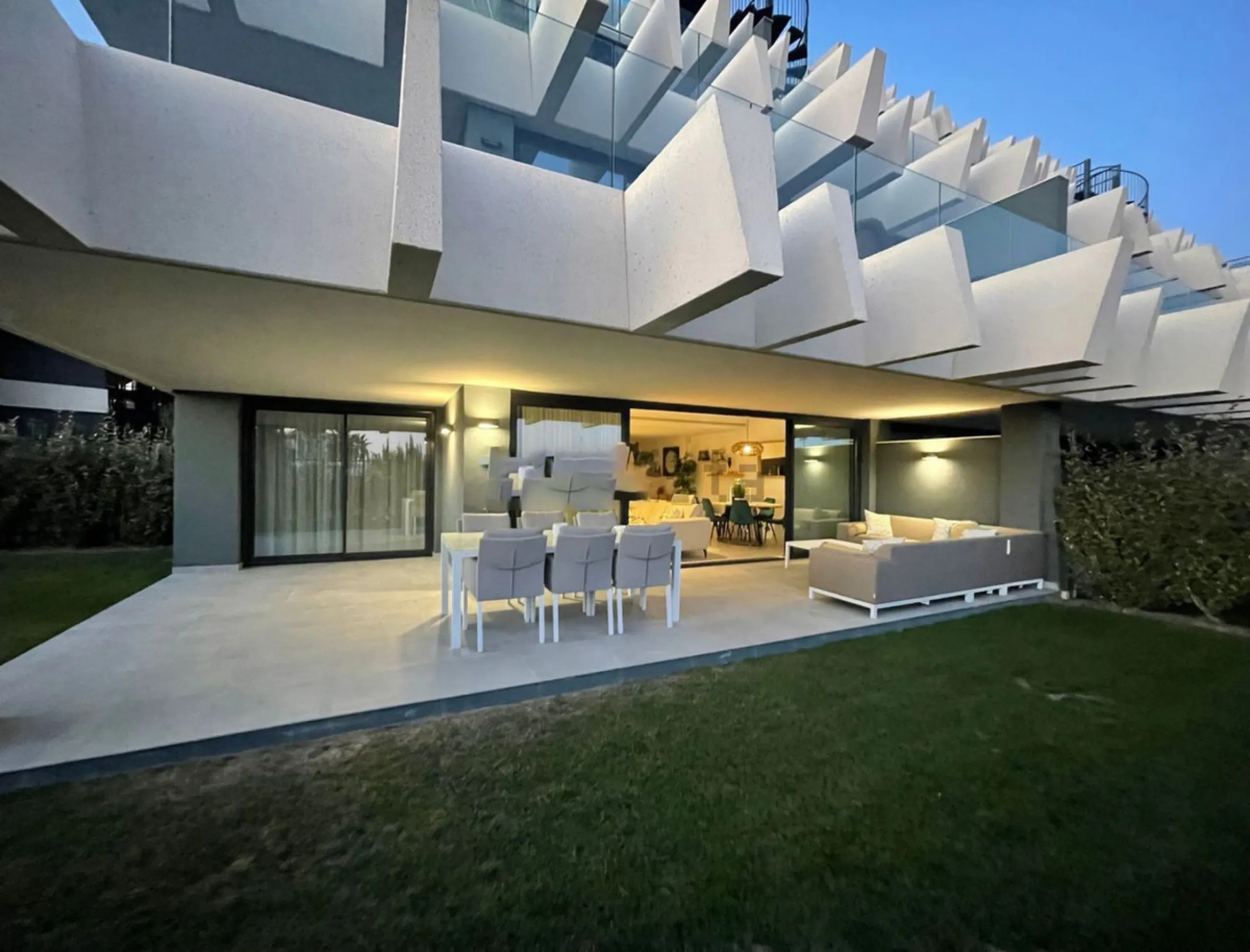 Luxurious and bright southwest facing apartment, spacious and modern, with a private garden of 158 m2 plus a covered terrace of 38 m, the urbanization has an indoor pool, sauna, Turkish bath and jacuzzi, with changing rooms, business center, 24 hour secur