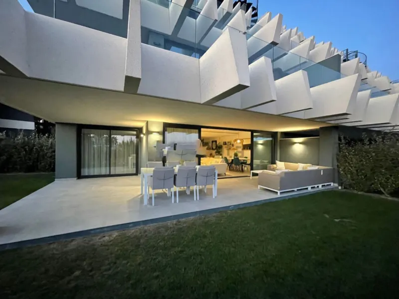 Luxurious and bright southwest facing apartment, spacious and modern, with a private garden of 158 m2 plus a covered terrace of 38 m, the urbanization has an indoor pool, sauna, Turkish bath and jacuzzi, with changing rooms, business center, 24 hour secur
