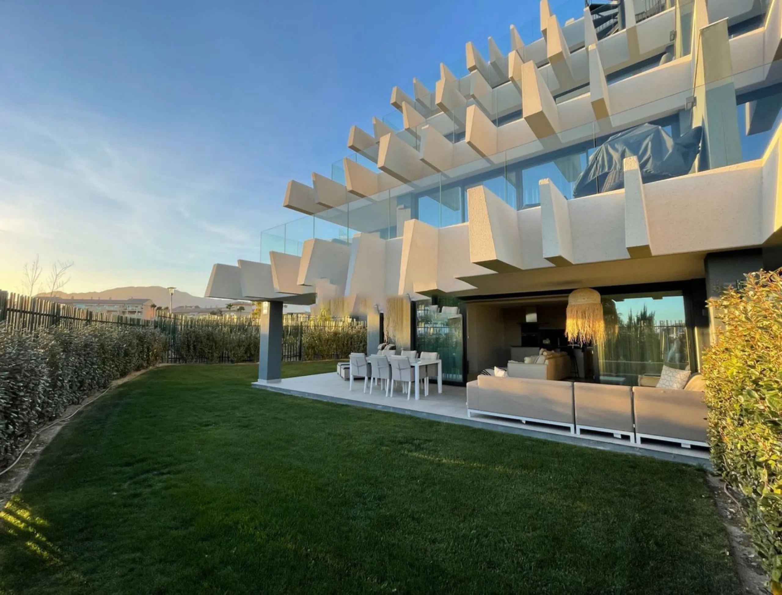 Luxurious and bright southwest facing apartment, spacious and modern, with a private garden of 158 m2 plus a covered terrace of 38 m, the urbanization has an indoor pool, sauna, Turkish bath and jacuzzi, with changing rooms, business center, 24 hour secur