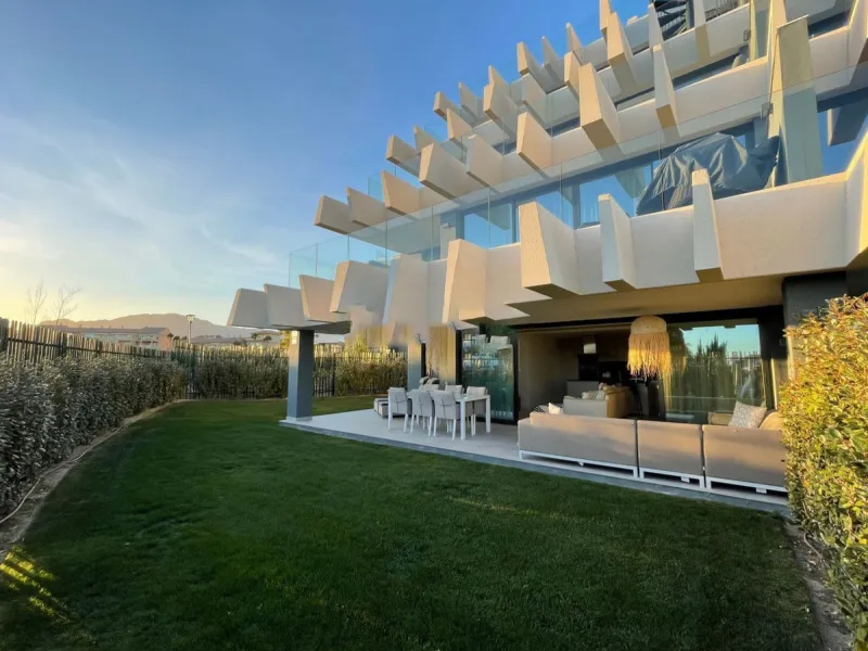 Luxurious and bright southwest facing apartment, spacious and modern, with a private garden of 158 m2 plus a covered terrace of 38 m, the urbanization has an indoor pool, sauna, Turkish bath and jacuzzi, with changing rooms, business center, 24 hour secur