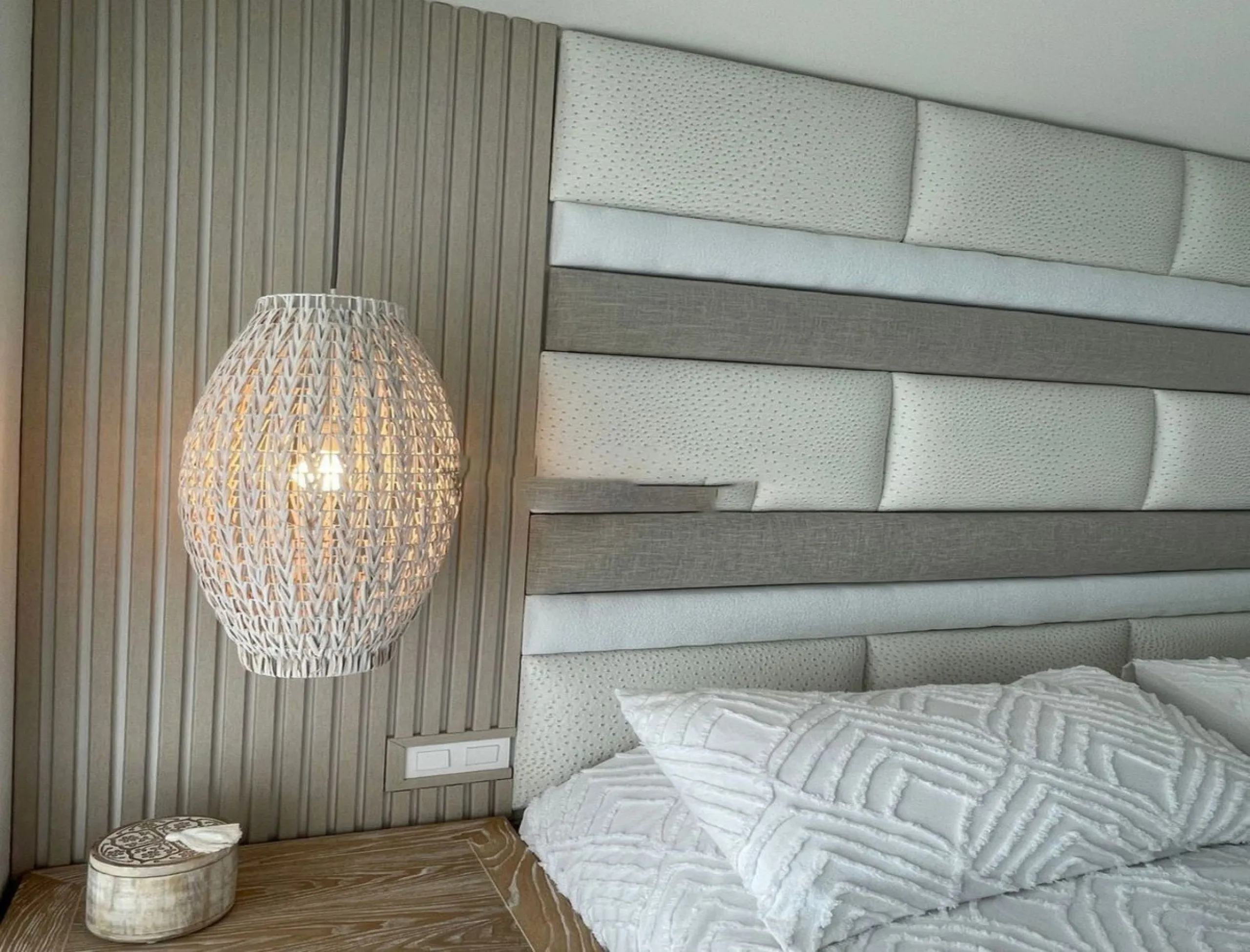 Luxurious and bright southwest facing apartment, spacious and modern, with a private garden of 158 m2 plus a covered terrace of 38 m, the urbanization has an indoor pool, sauna, Turkish bath and jacuzzi, with changing rooms, business center, 24 hour secur