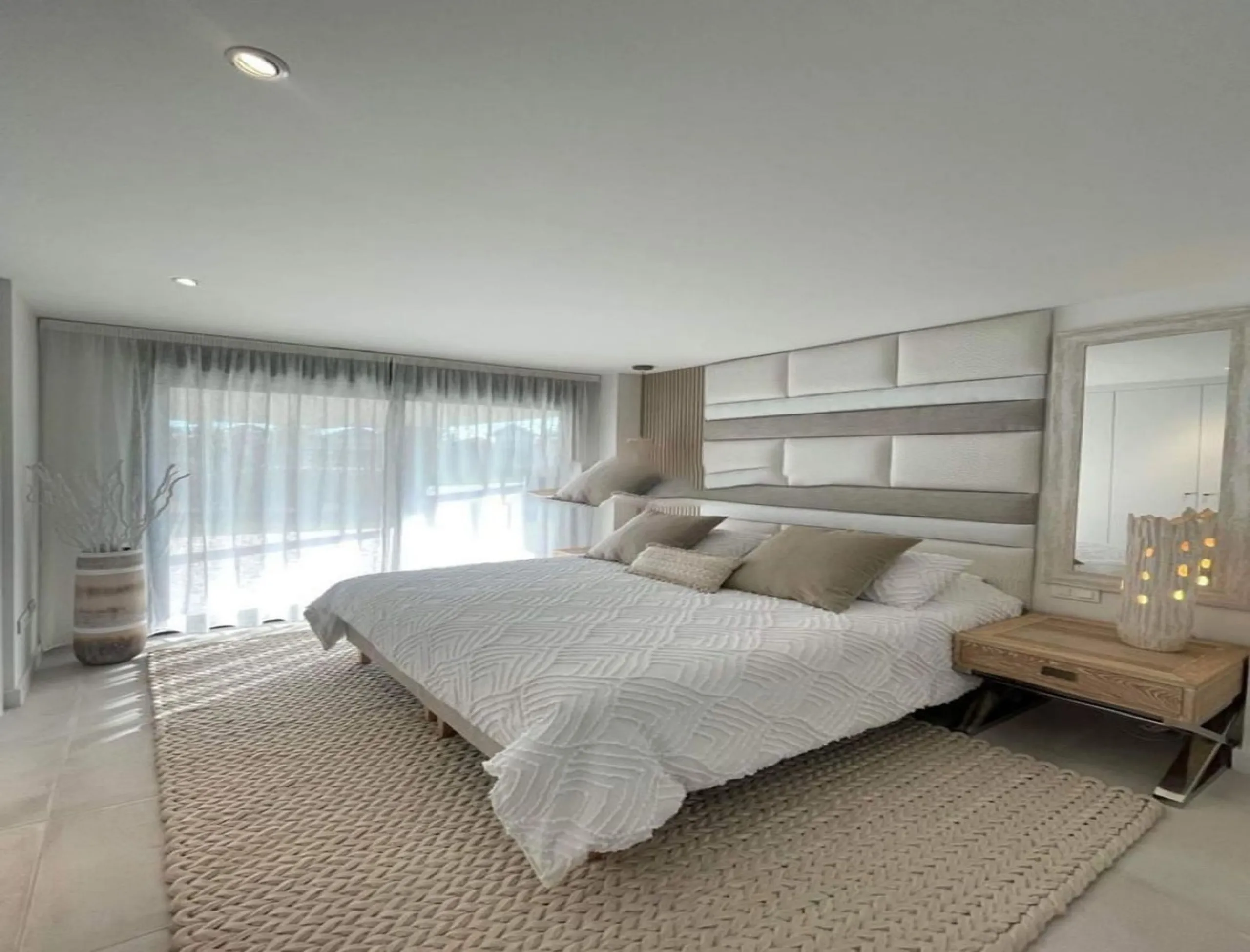 Luxurious and bright southwest facing apartment, spacious and modern, with a private garden of 158 m2 plus a covered terrace of 38 m, the urbanization has an indoor pool, sauna, Turkish bath and jacuzzi, with changing rooms, business center, 24 hour secur