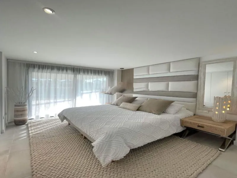 Luxurious and bright southwest facing apartment, spacious and modern, with a private garden of 158 m2 plus a covered terrace of 38 m, the urbanization has an indoor pool, sauna, Turkish bath and jacuzzi, with changing rooms, business center, 24 hour secur