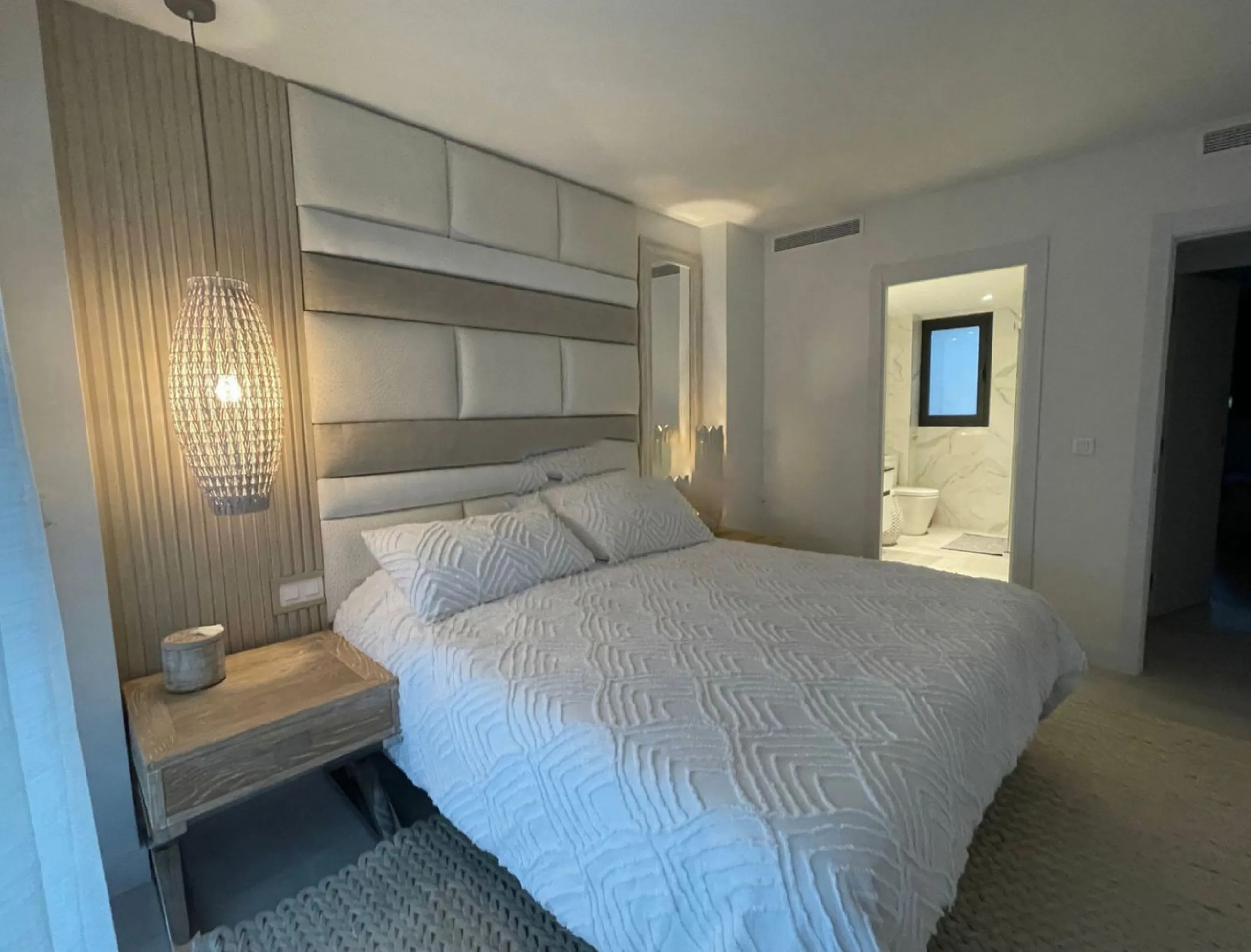 Luxurious and bright southwest facing apartment, spacious and modern, with a private garden of 158 m2 plus a covered terrace of 38 m, the urbanization has an indoor pool, sauna, Turkish bath and jacuzzi, with changing rooms, business center, 24 hour secur