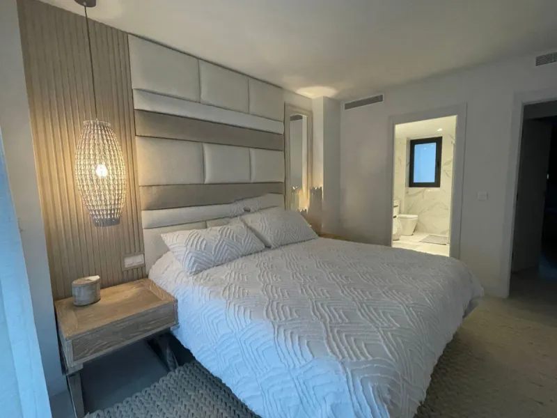 Luxurious and bright southwest facing apartment, spacious and modern, with a private garden of 158 m2 plus a covered terrace of 38 m, the urbanization has an indoor pool, sauna, Turkish bath and jacuzzi, with changing rooms, business center, 24 hour secur