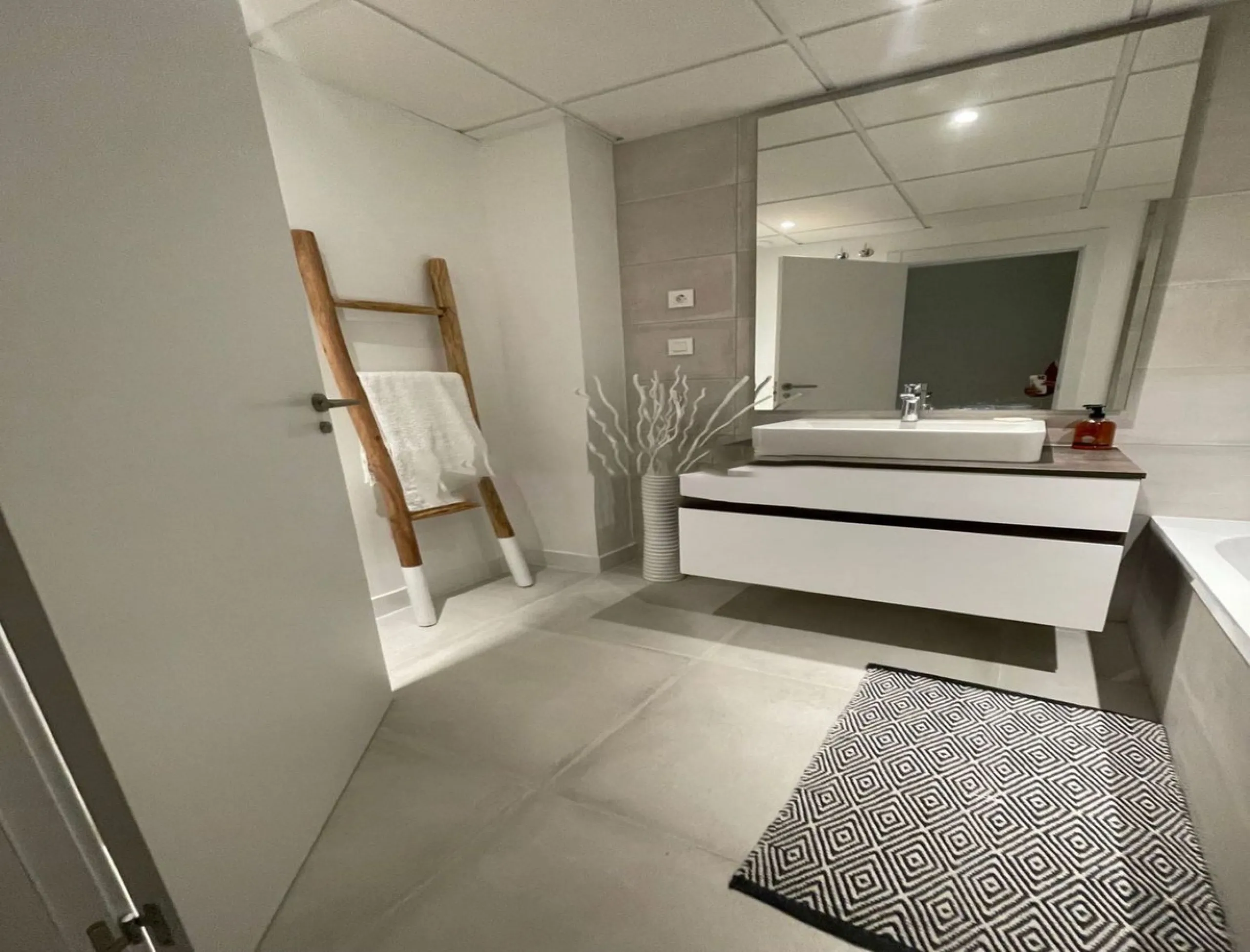 Luxurious and bright southwest facing apartment, spacious and modern, with a private garden of 158 m2 plus a covered terrace of 38 m, the urbanization has an indoor pool, sauna, Turkish bath and jacuzzi, with changing rooms, business center, 24 hour secur