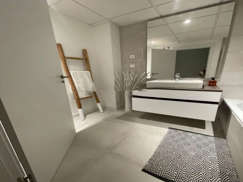 Luxurious and bright southwest facing apartment, spacious and modern, with a private garden of 158 m2 plus a covered terrace of 38 m, the urbanization has an indoor pool, sauna, Turkish bath and jacuzzi, with changing rooms, business center, 24 hour secur