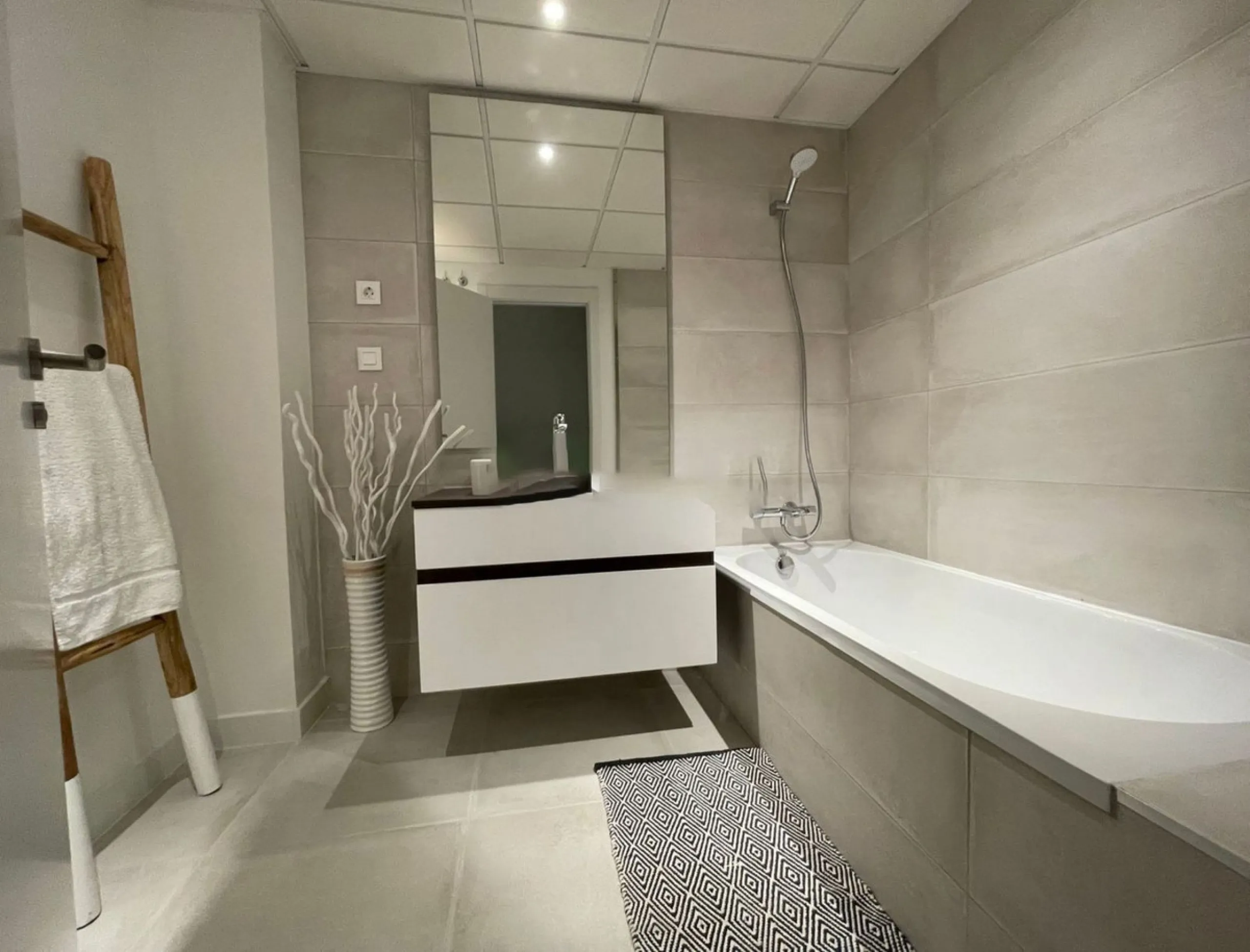 Luxurious and bright southwest facing apartment, spacious and modern, with a private garden of 158 m2 plus a covered terrace of 38 m, the urbanization has an indoor pool, sauna, Turkish bath and jacuzzi, with changing rooms, business center, 24 hour secur