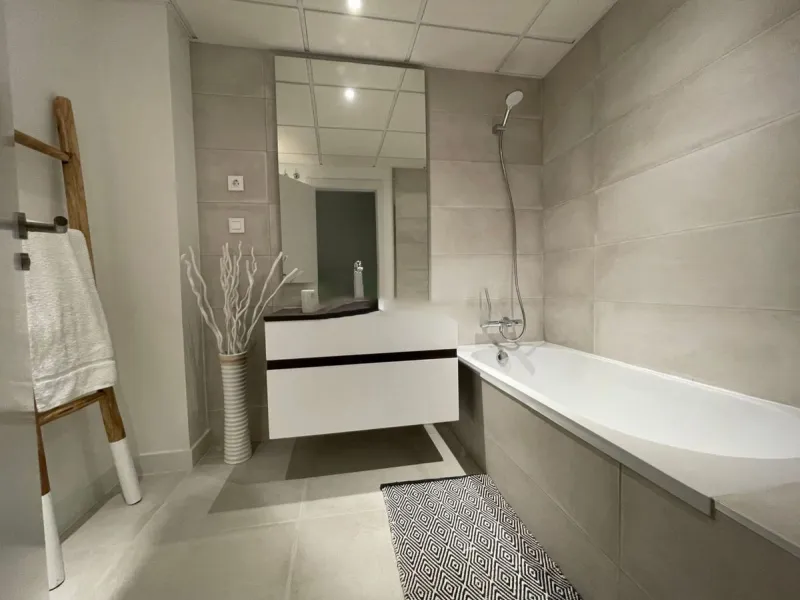 Luxurious and bright southwest facing apartment, spacious and modern, with a private garden of 158 m2 plus a covered terrace of 38 m, the urbanization has an indoor pool, sauna, Turkish bath and jacuzzi, with changing rooms, business center, 24 hour secur
