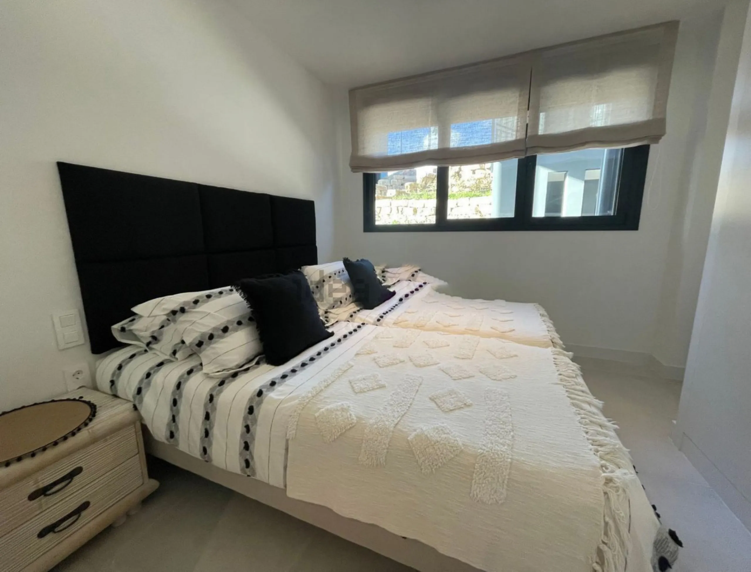 Luxurious and bright southwest facing apartment, spacious and modern, with a private garden of 158 m2 plus a covered terrace of 38 m, the urbanization has an indoor pool, sauna, Turkish bath and jacuzzi, with changing rooms, business center, 24 hour secur