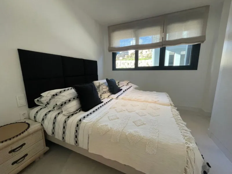 Luxurious and bright southwest facing apartment, spacious and modern, with a private garden of 158 m2 plus a covered terrace of 38 m, the urbanization has an indoor pool, sauna, Turkish bath and jacuzzi, with changing rooms, business center, 24 hour secur