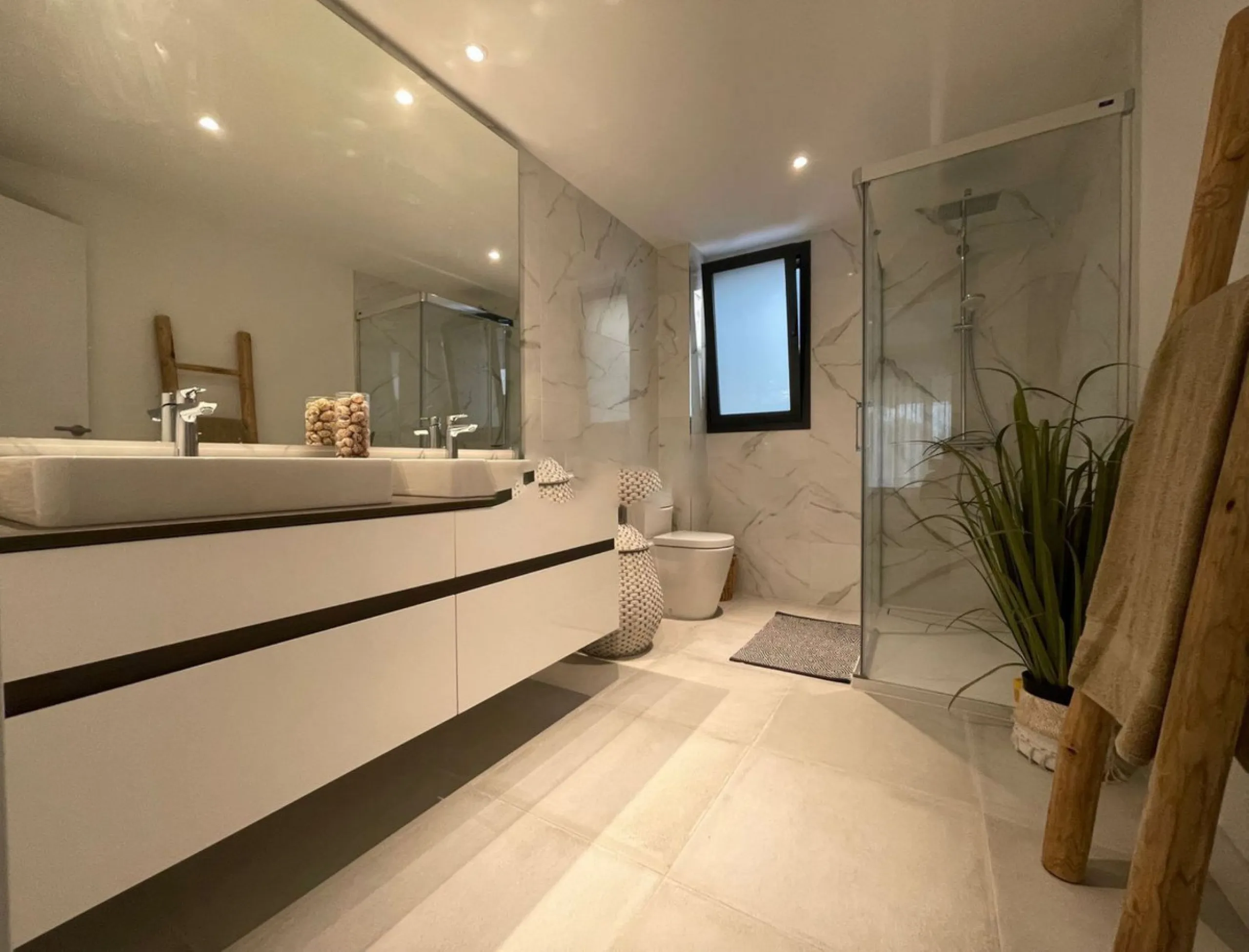 Luxurious and bright southwest facing apartment, spacious and modern, with a private garden of 158 m2 plus a covered terrace of 38 m, the urbanization has an indoor pool, sauna, Turkish bath and jacuzzi, with changing rooms, business center, 24 hour secur
