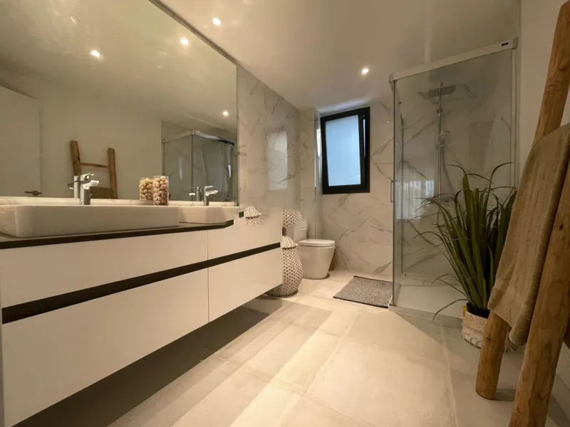 Luxurious and bright southwest facing apartment, spacious and modern, with a private garden of 158 m2 plus a covered terrace of 38 m, the urbanization has an indoor pool, sauna, Turkish bath and jacuzzi, with changing rooms, business center, 24 hour secur