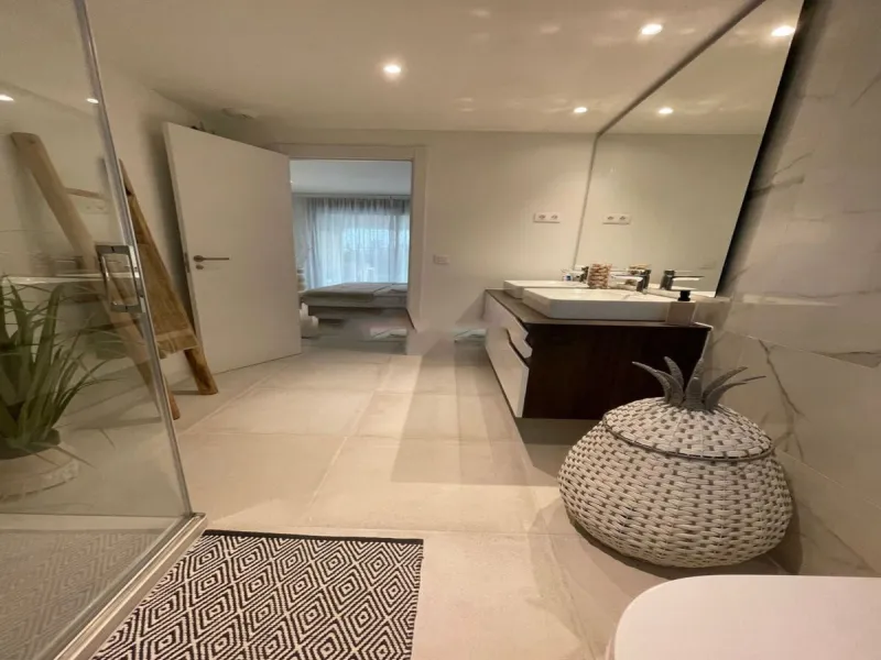 Luxurious and bright southwest facing apartment, spacious and modern, with a private garden of 158 m2 plus a covered terrace of 38 m, the urbanization has an indoor pool, sauna, Turkish bath and jacuzzi, with changing rooms, business center, 24 hour secur